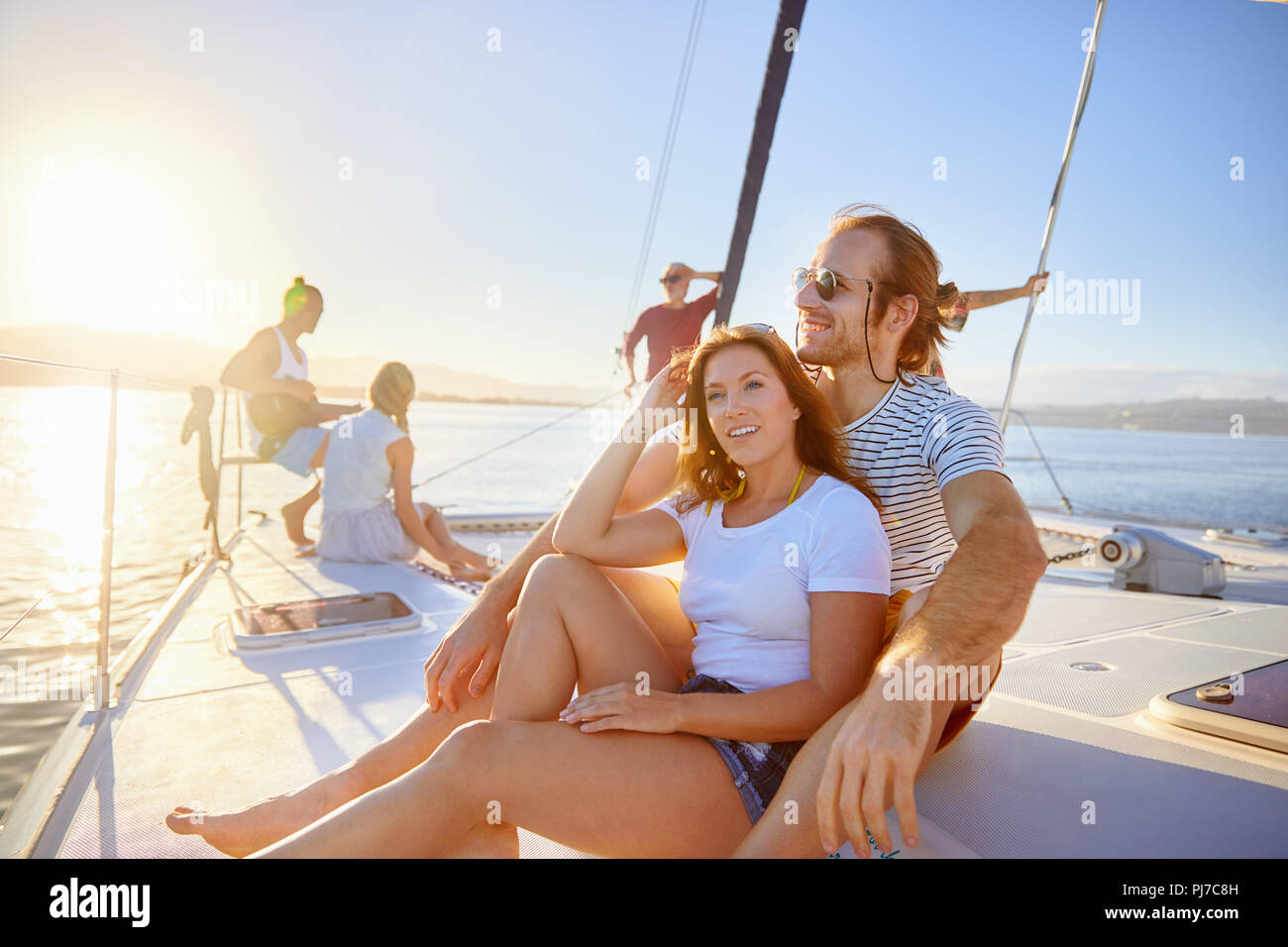 Couple relaxing on sunny boat Banque D'Images