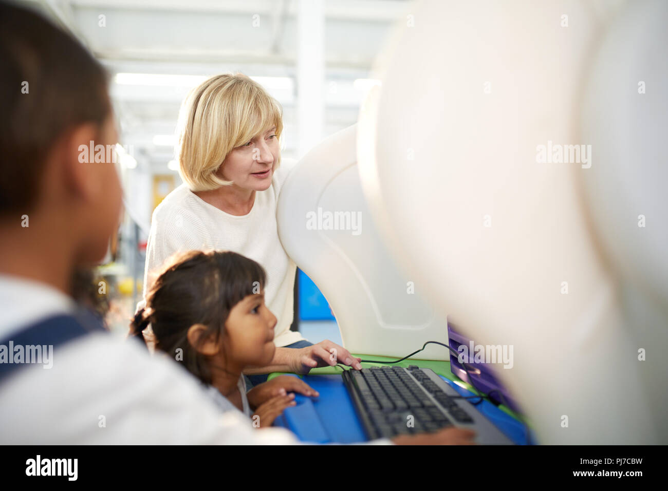 Enseignant et lycéenne using computer in science center Banque D'Images