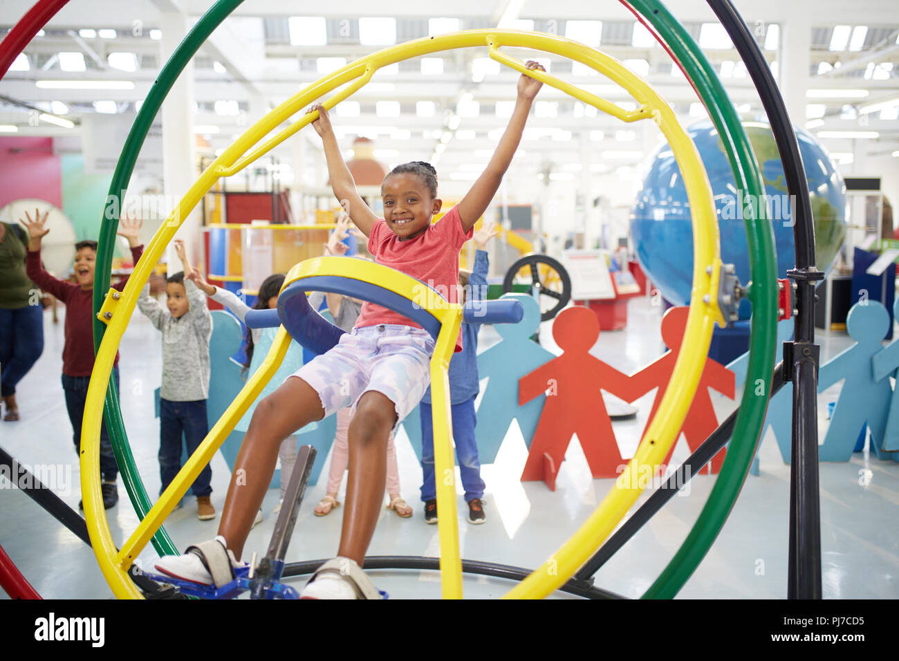 Playful girl portrait à l'aide du gyroscope dans science center Banque D'Images