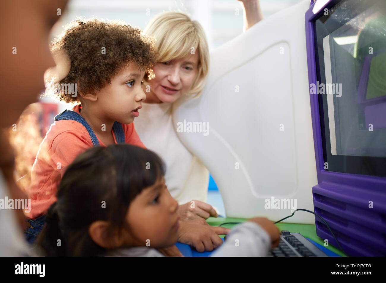 Les enfants curieux à l'aide d'ordinateur dans science center Banque D'Images