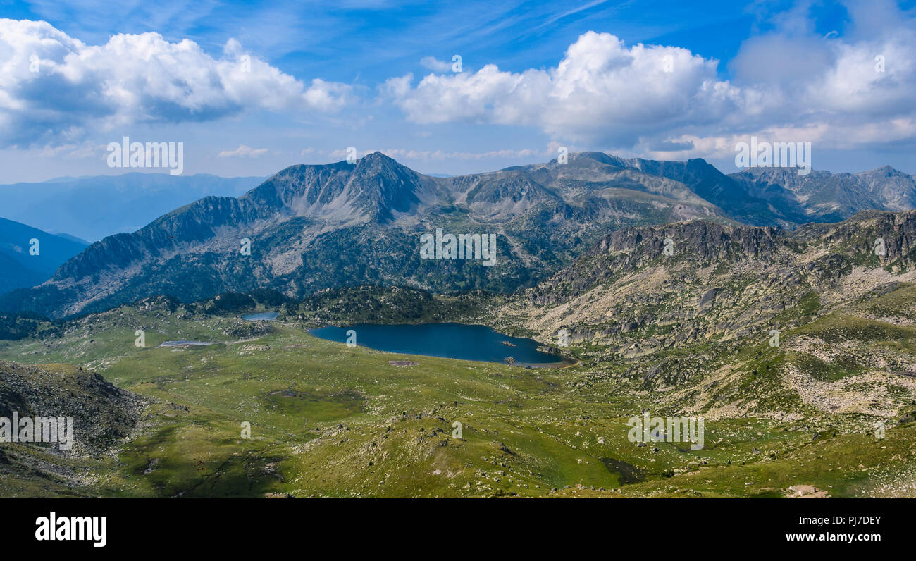 Vue sur le lac depuis le pic de Montmalus Circuit, Andorre Banque D'Images