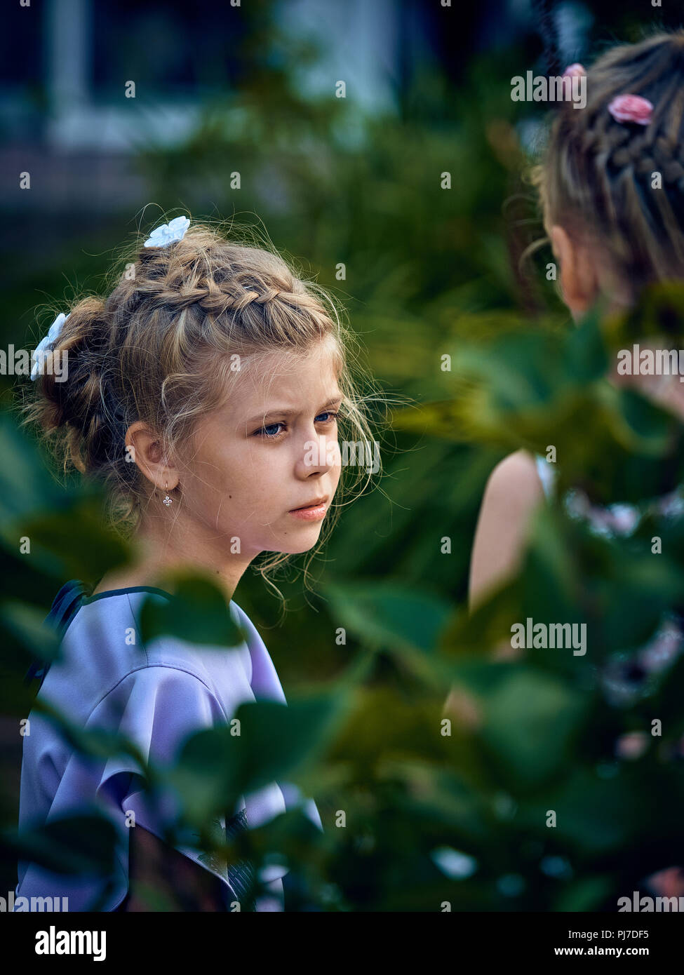 Cérémonie solennelle du mariage de les mariés. Coutumes et traditions héritées d'une vie passée dans l'ancienne Union soviétique. Les gens s'amuser, de boire. Banque D'Images