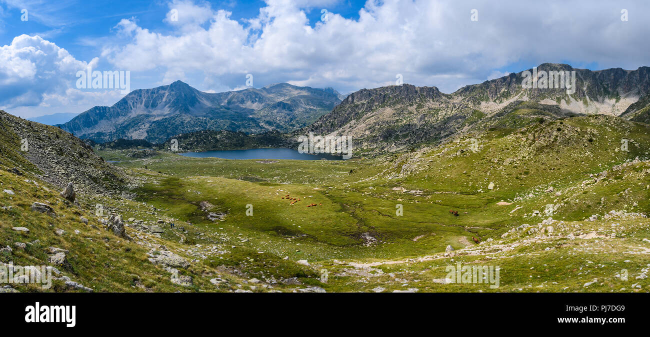 Vue sur le lac depuis le pic de Montmalus Circuit, Andorre Banque D'Images