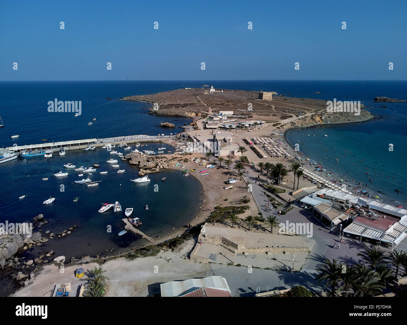 Vue aérienne de l'île de Tabarca. Harbour Marina, bateaux amarrés et plage de galets. Les voyageurs, les vacanciers bronzer et nager dans la Méditerranée se Banque D'Images