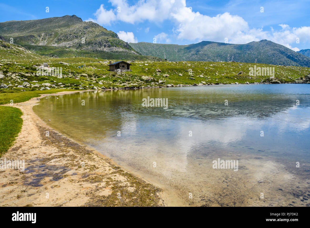 Plage de sable au bord du lac dans le circuit de Montmalus, Andorre Banque D'Images
