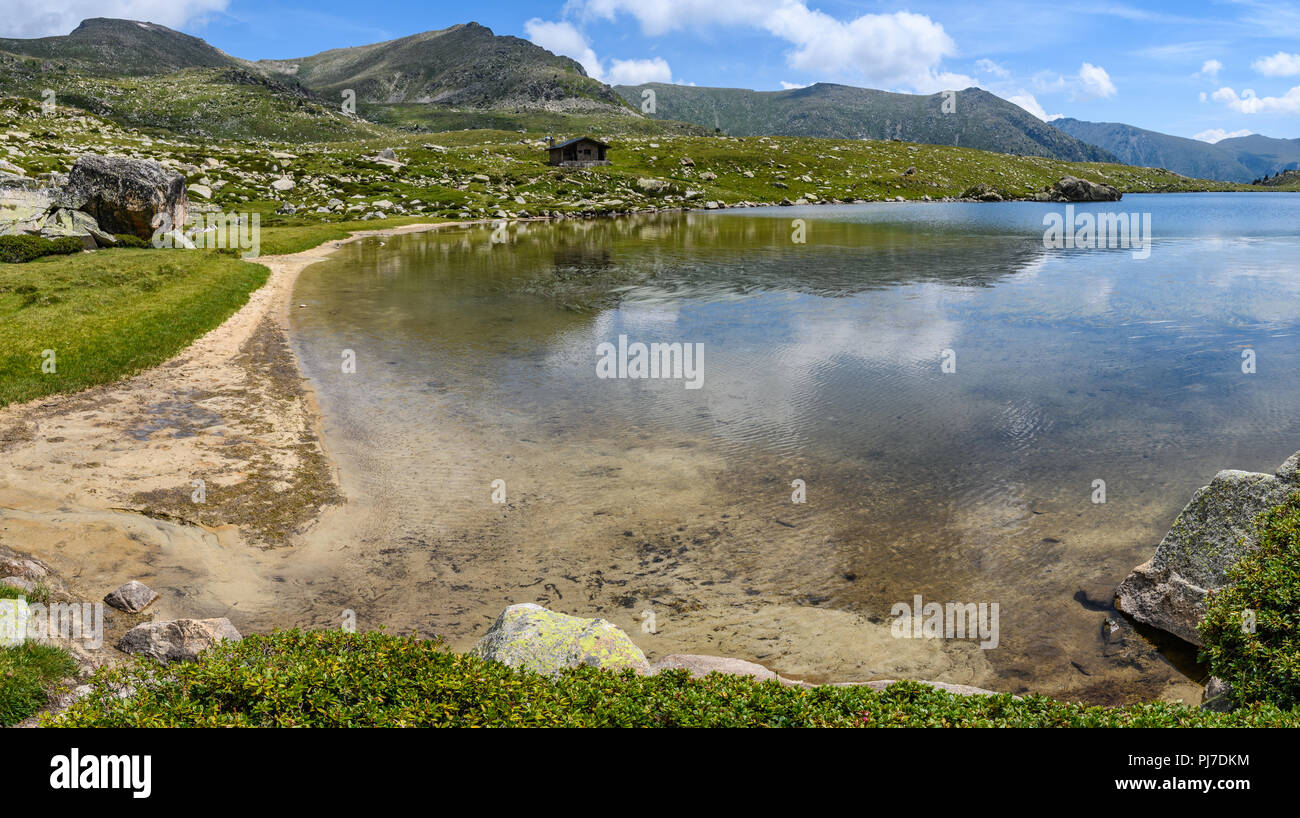 Plage de sable au bord du lac dans le circuit de Montmalus, Andorre Banque D'Images