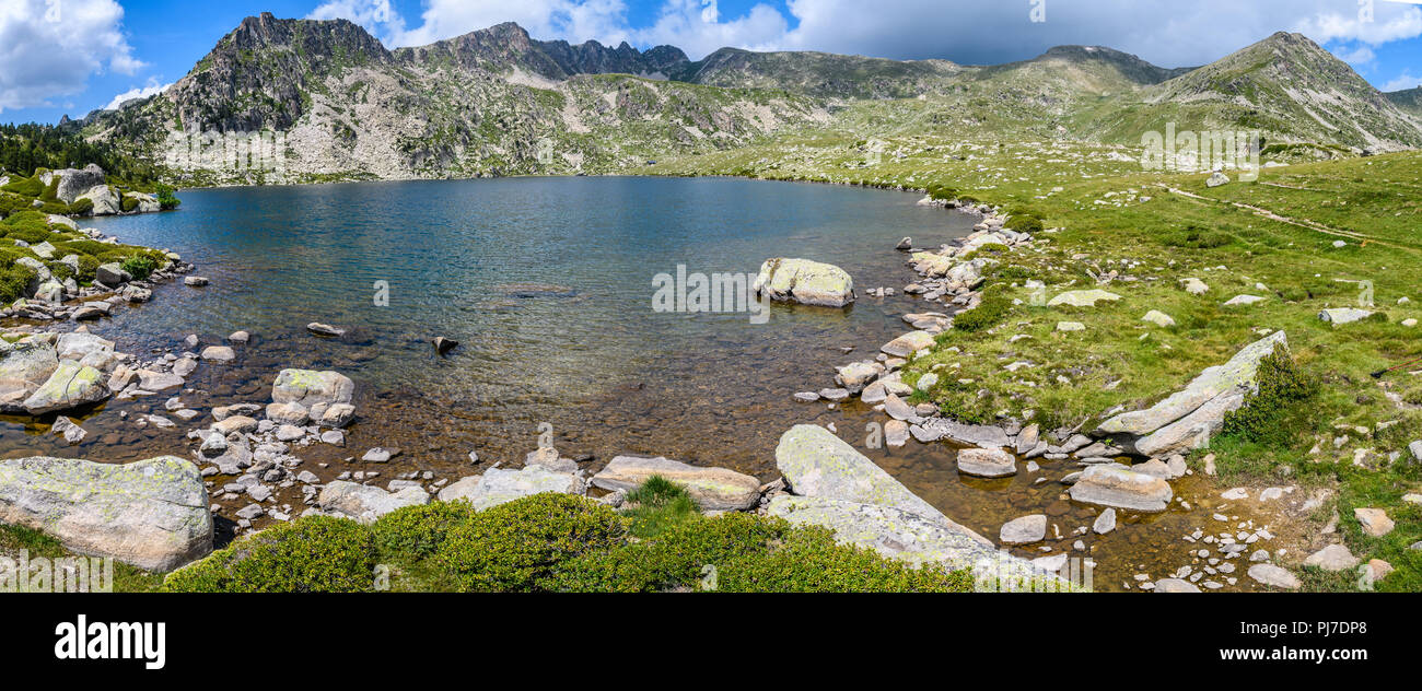 Paysage alpin avec reflecion dans le lac en Montmalus Circuit, Andorre Banque D'Images