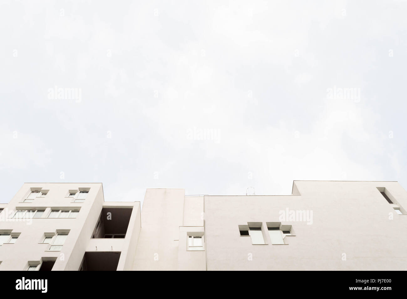 L'architecture minimaliste avec une lumière vive et blanche Banque D'Images