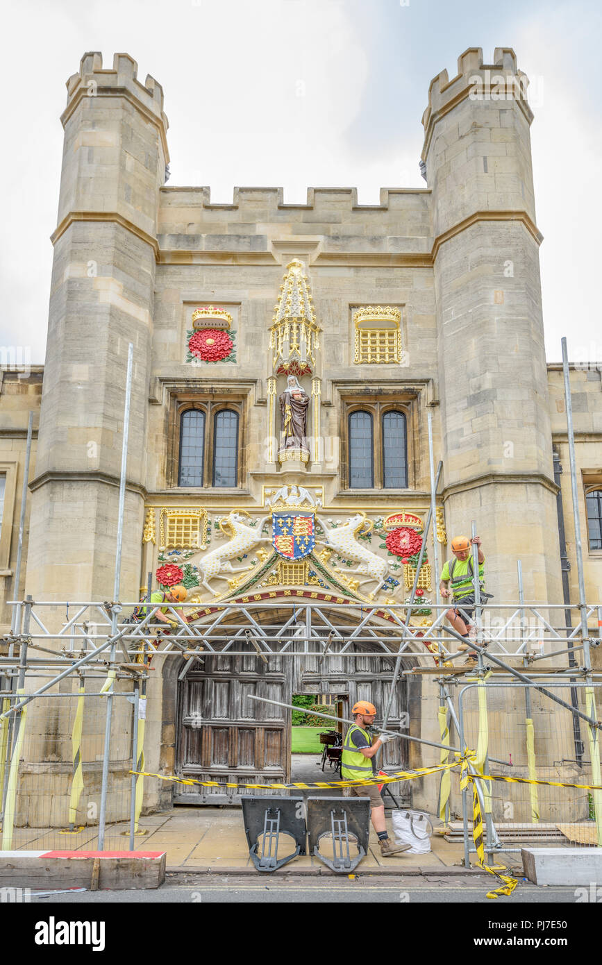 Ouvriers enlever l'échafaudage pour révéler fraîchement peint emblèmes royaux entourant la statue de Lady Margaret Beaufort (mère du roi Henry VII Banque D'Images