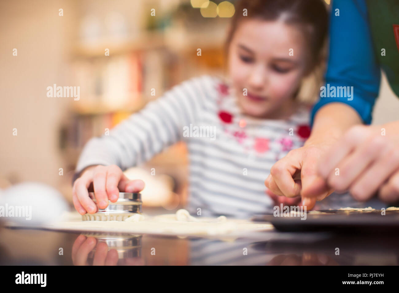Mère et fille, la cuisson à l'aide de l'emporte-pièce Banque D'Images