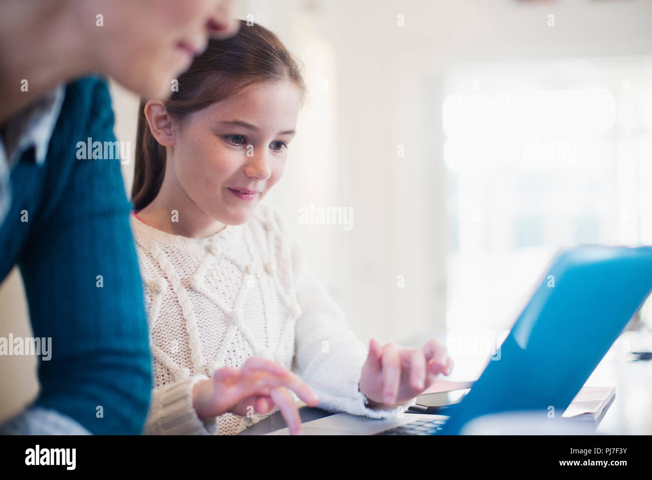 Curieux girl using laptop Banque D'Images