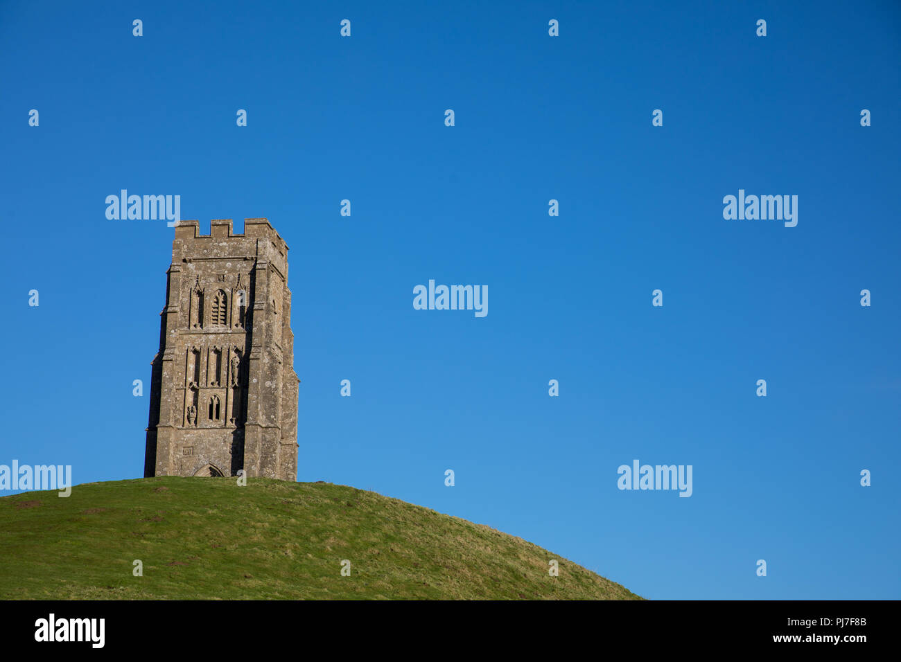 St Michael's Tower sur Tor de Glastonbury et ville, Somerset en Angleterre. Banque D'Images