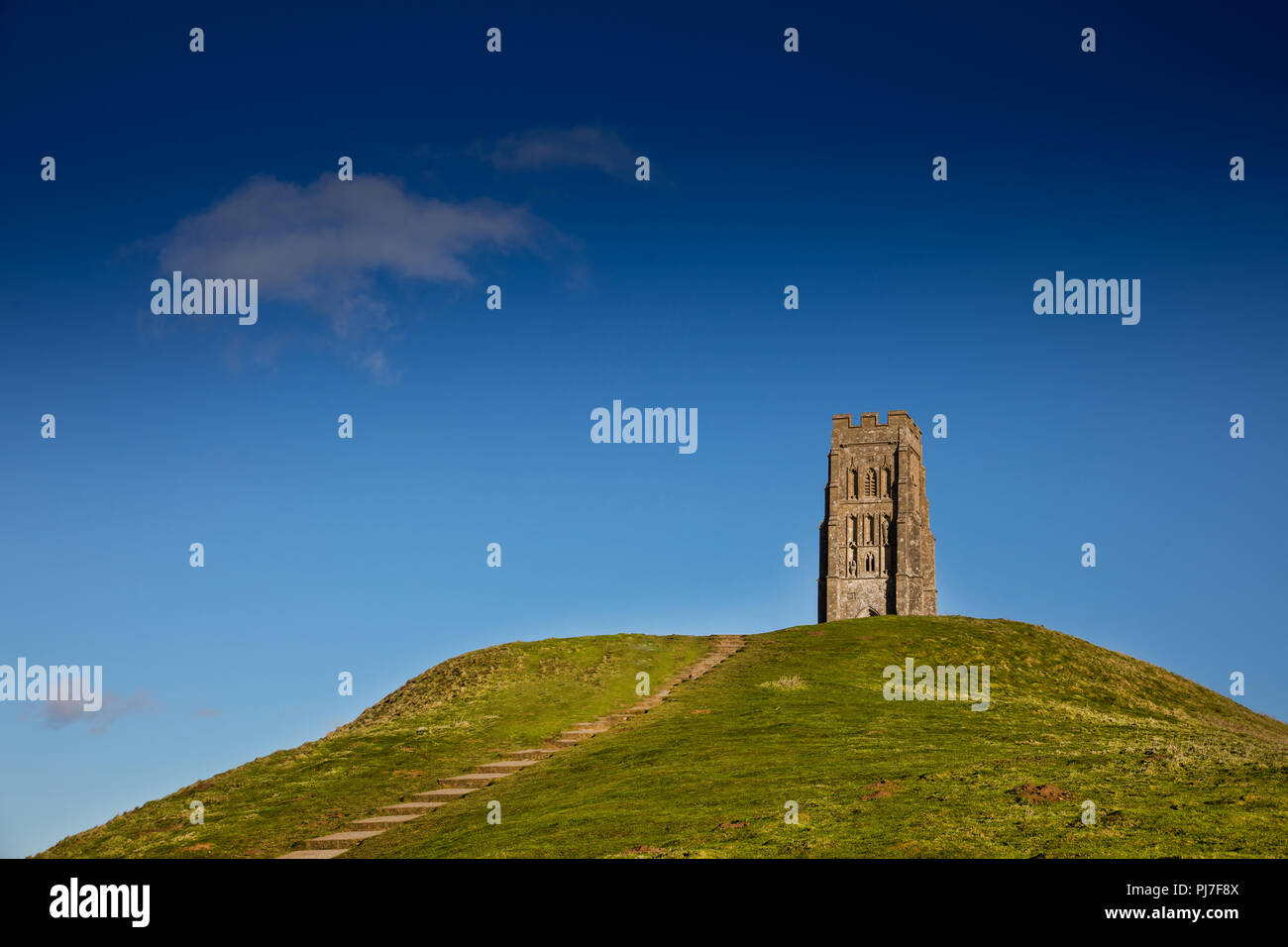 St Michael's Tower sur Tor de Glastonbury et ville, Somerset en Angleterre. Banque D'Images