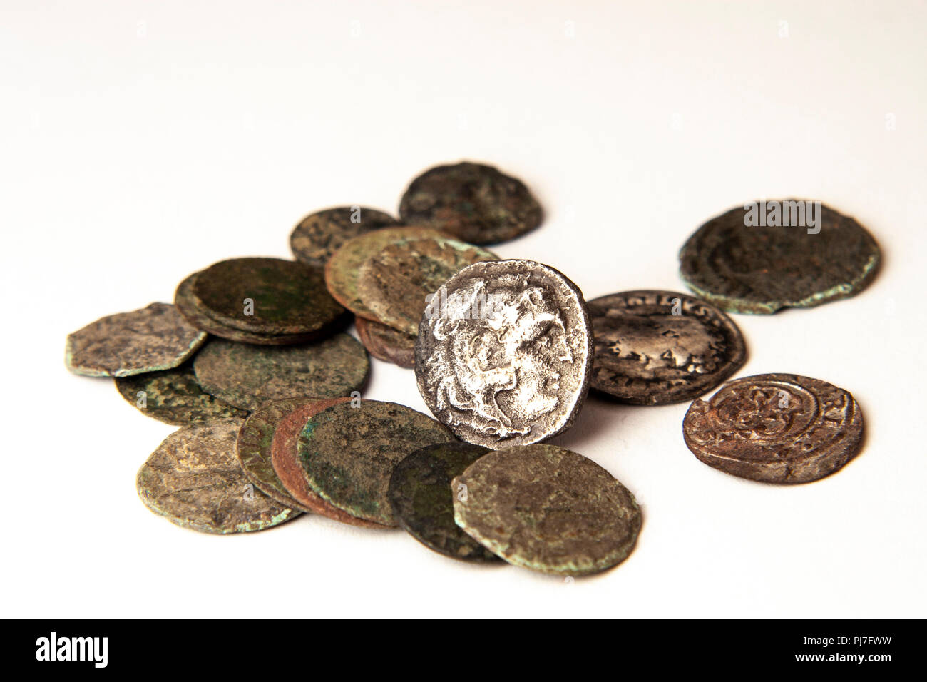 Groupe d'anciennes monnaies grecques isolé sur fond blanc Banque D'Images
