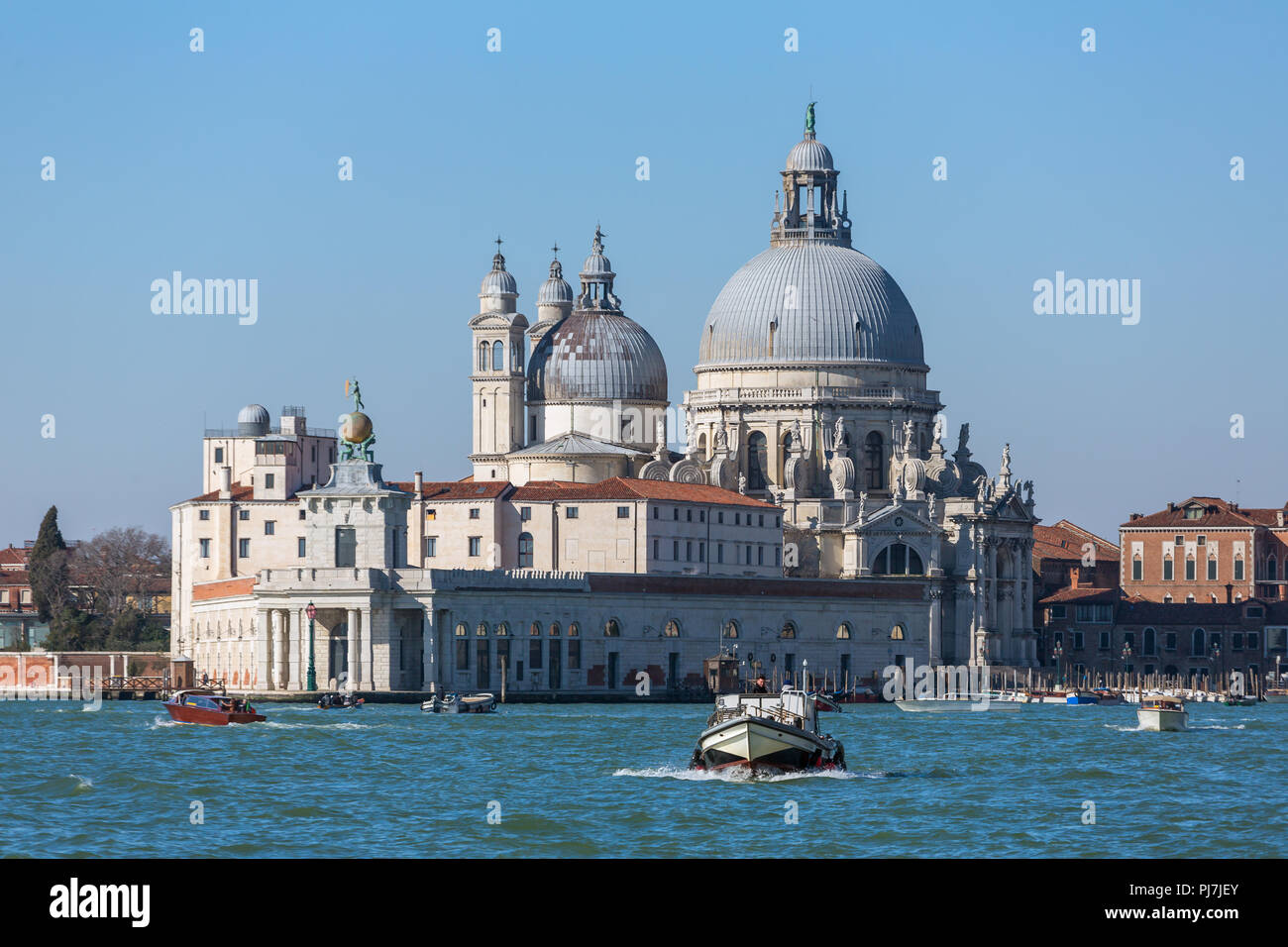 Santa Maria della Salute waterfront vue jour à Venise, Italie Banque D'Images