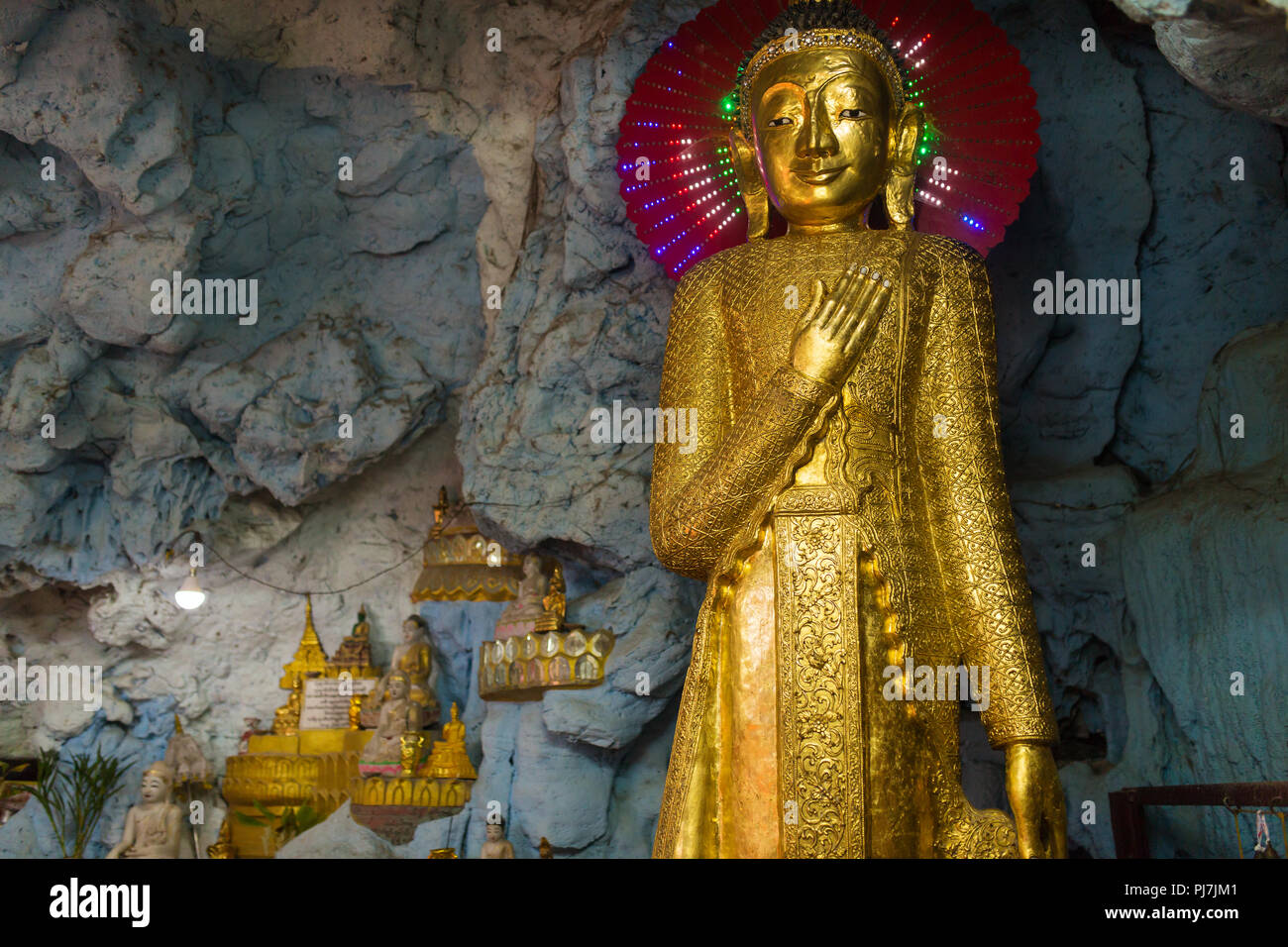 Statue de Bouddha birman en cave temple bouddhiste à Mandalay Banque D'Images
