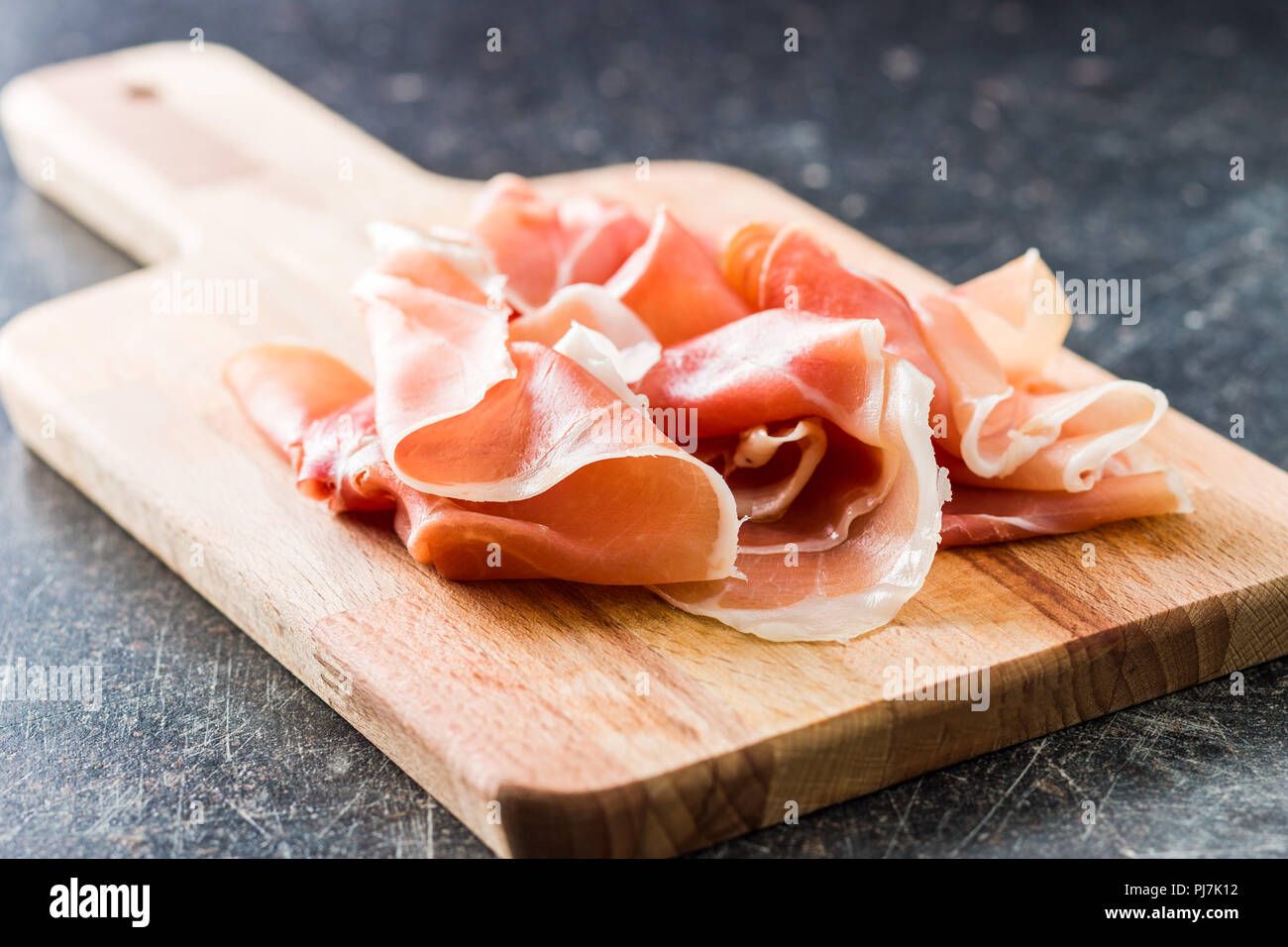 Jambon cru italien ou de jambon sur une planche à découper Photo Stock -  Alamy