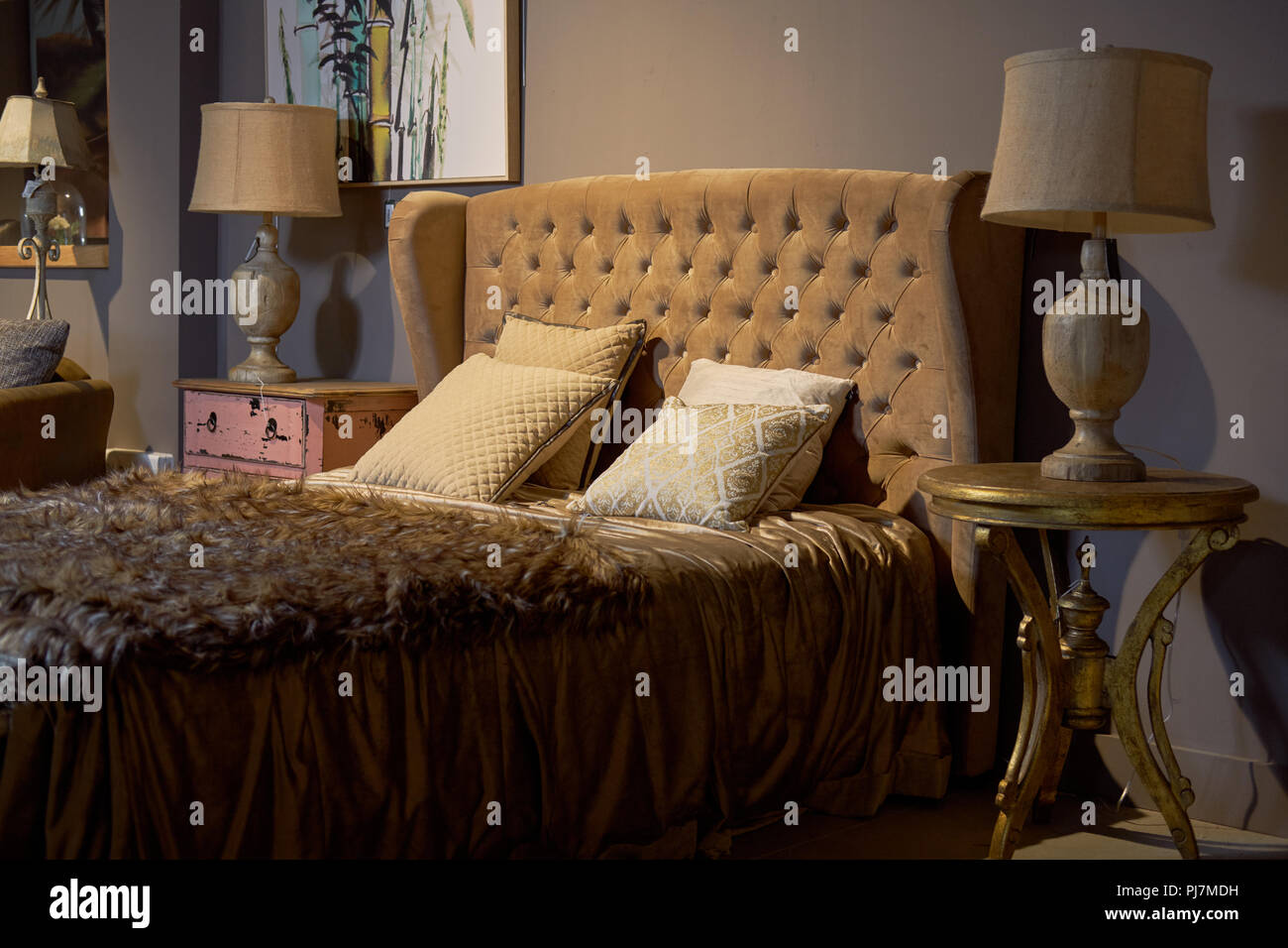 Chambre d'hôtel de luxe et riche. Glamour, rêve baroque élégant intérieur  conception de chambre à coucher. Couleur Beige, brun, personne. Couverture  de lit et oreillers sur le lit. W Photo Stock -