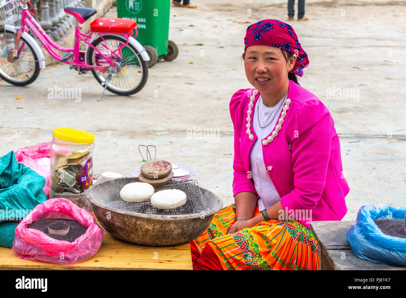 Ha Giang, Vietnam - Mars 18, 2018 : la vente des aliments de rue dans le village de came du poumon dans les montagnes du nord du Vietnam Banque D'Images