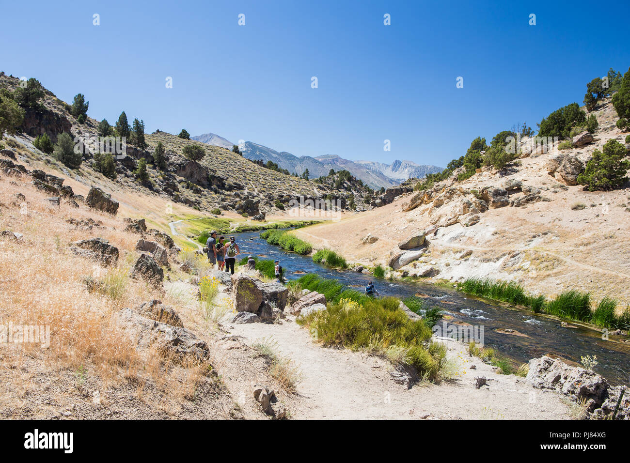 Les pêcheurs et les visiteurs à l'Owens River au ruisseau chaud zone truite sauvage en Mono County California USA Banque D'Images