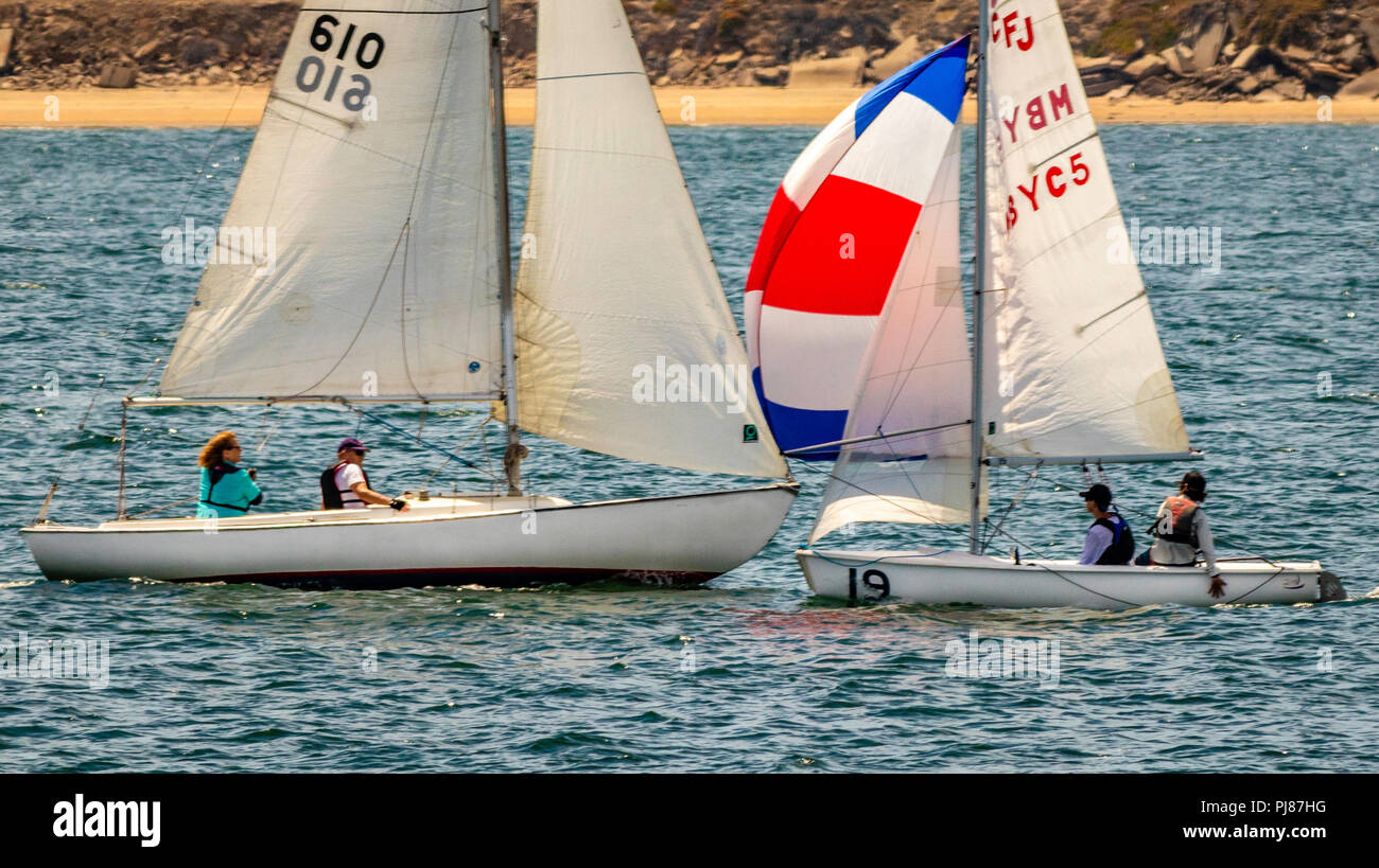Ces deux bateaux n'étaient pas aussi près qu'ils semblent être Banque D'Images