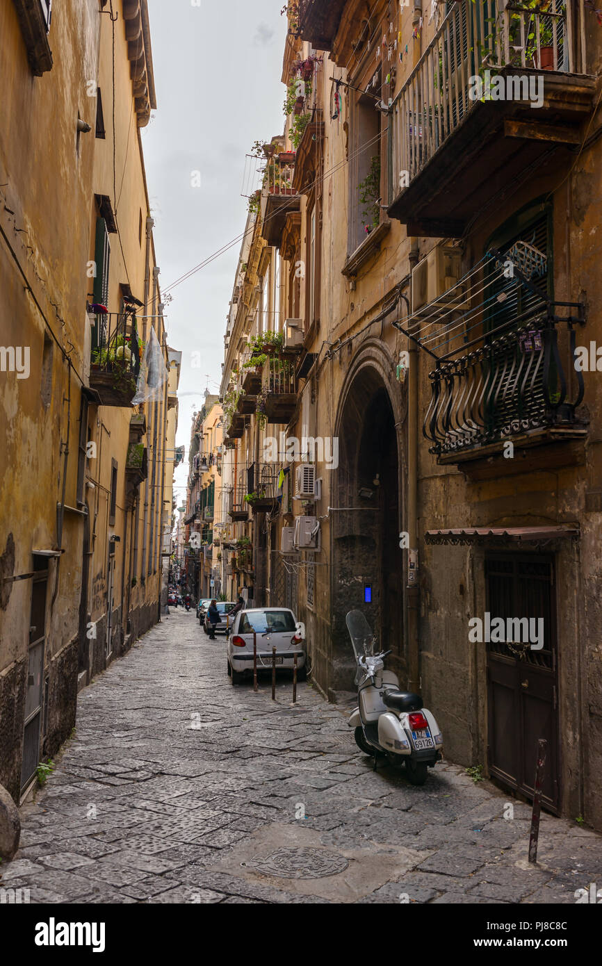 Naples, Italie - 2 décembre 2017 : vue sur la rue de la vieille ville de Naples, ville de l'Italie. Banque D'Images