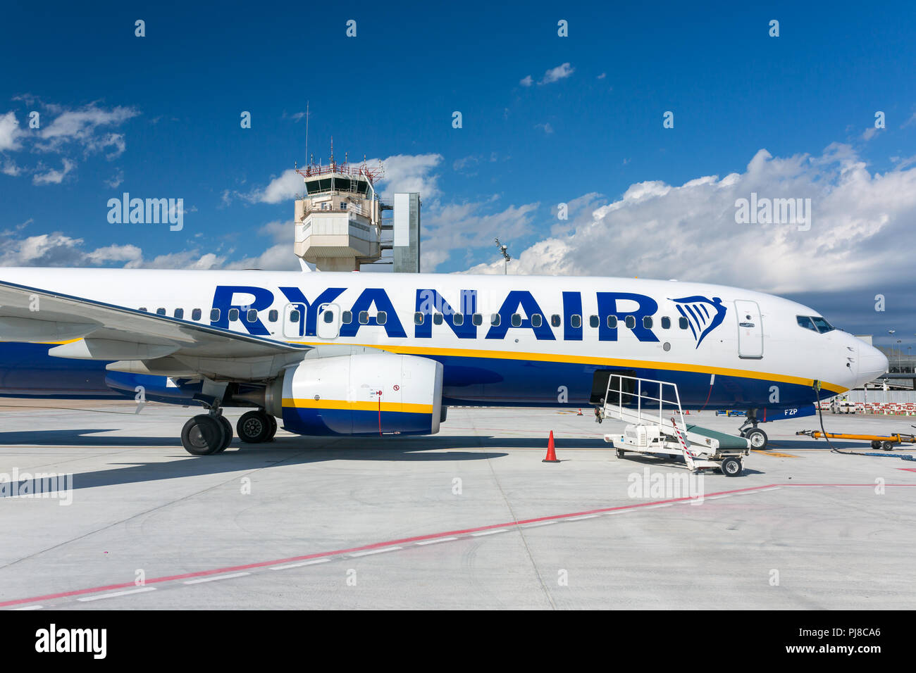 Poznan, Pologne - Mars 29, 2018 : la compagnie aérienne Ryanair Boeing 737 avion dans l'aéroport de Poznan dans une journée ensoleillée Banque D'Images