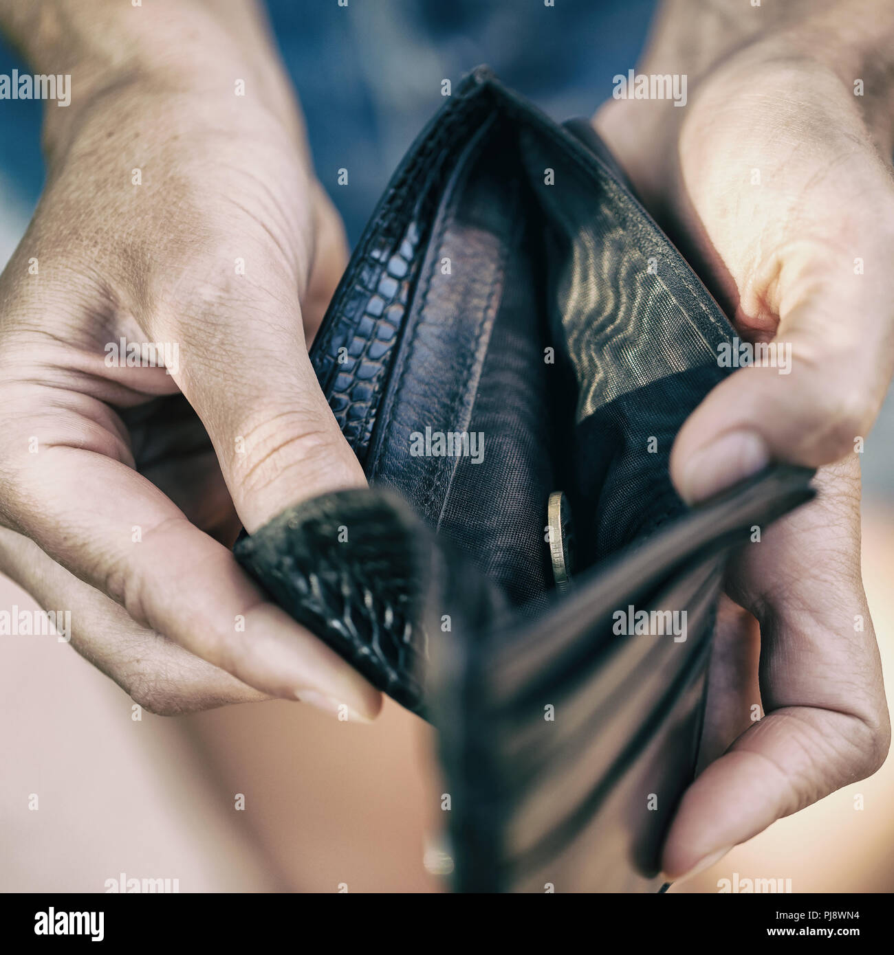 Sac à main ouverte avec un coin à l'intérieur de close-up comme un signe de manque d'argent Banque D'Images