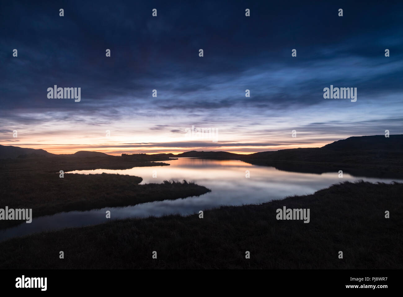Avant l'aube, la lumière sur Llyn Y Caseg Fraith, Snowdonia, le Nord du Pays de Galles Banque D'Images