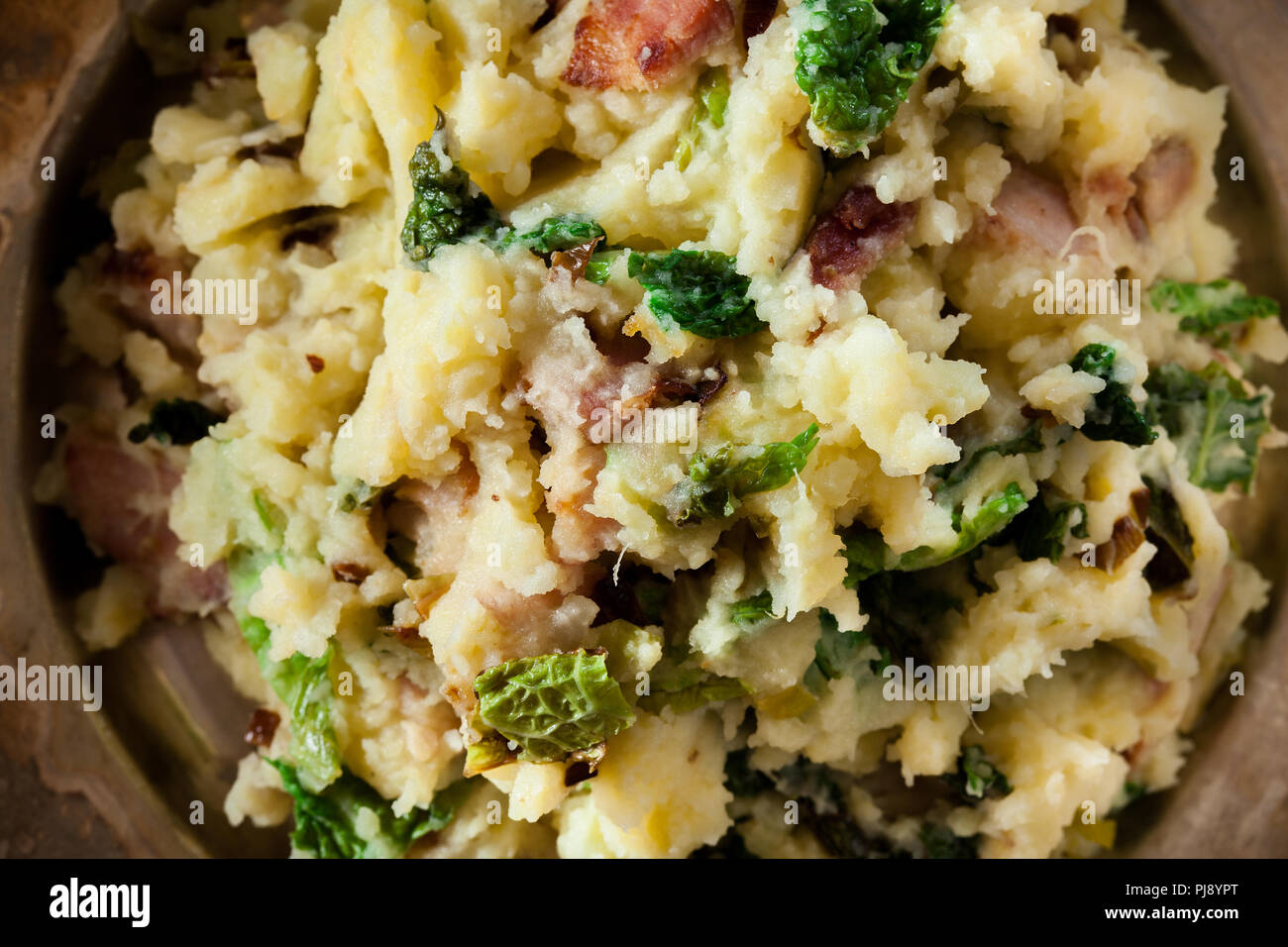 , Colcannon irlandais traditionnels lave avec de la purée de pommes de terre, le lard et le chou. Vue d'en haut Banque D'Images