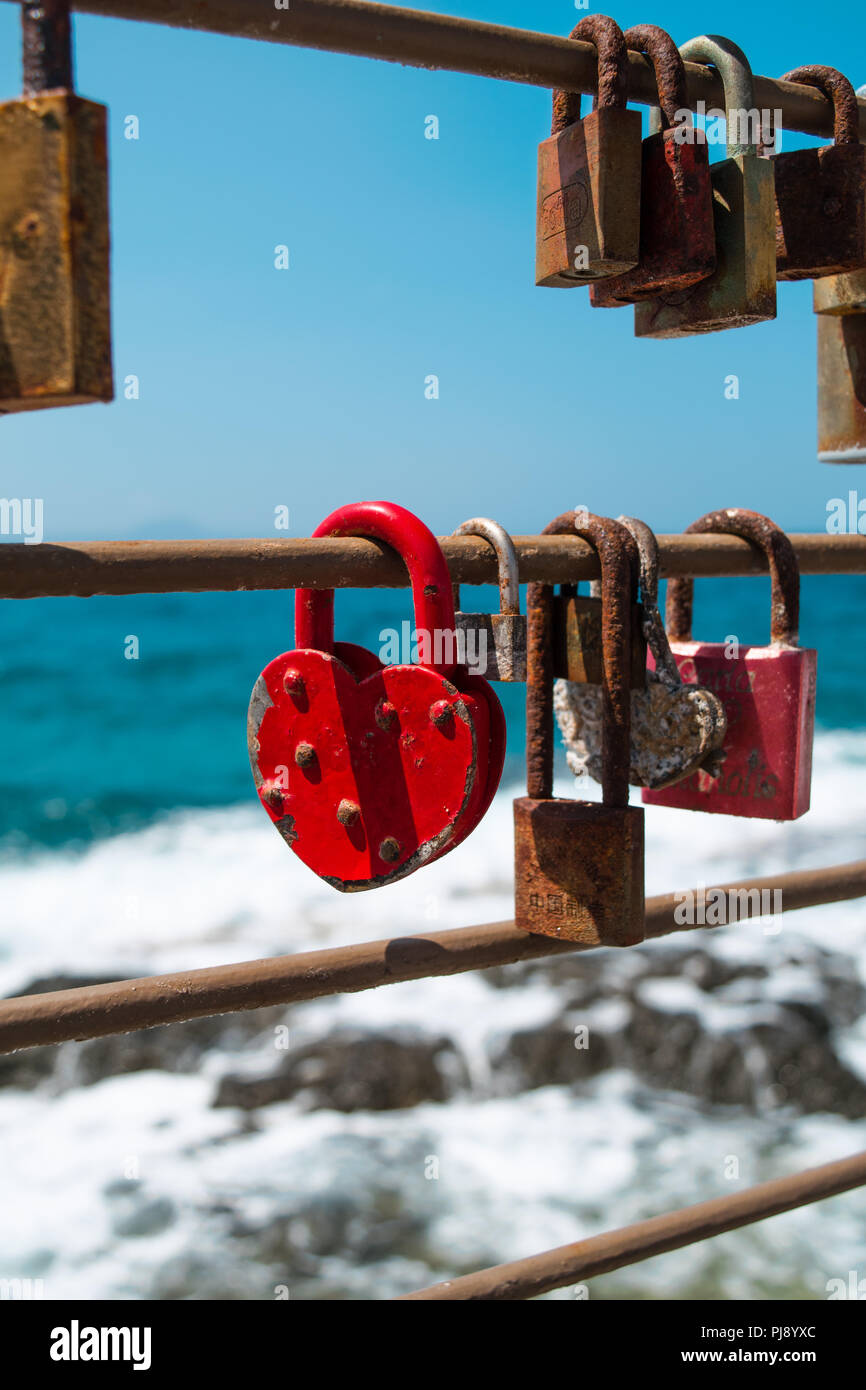 Amour rouge avec cadenas cadenas rouillés et la mer en arrière-plan Banque D'Images