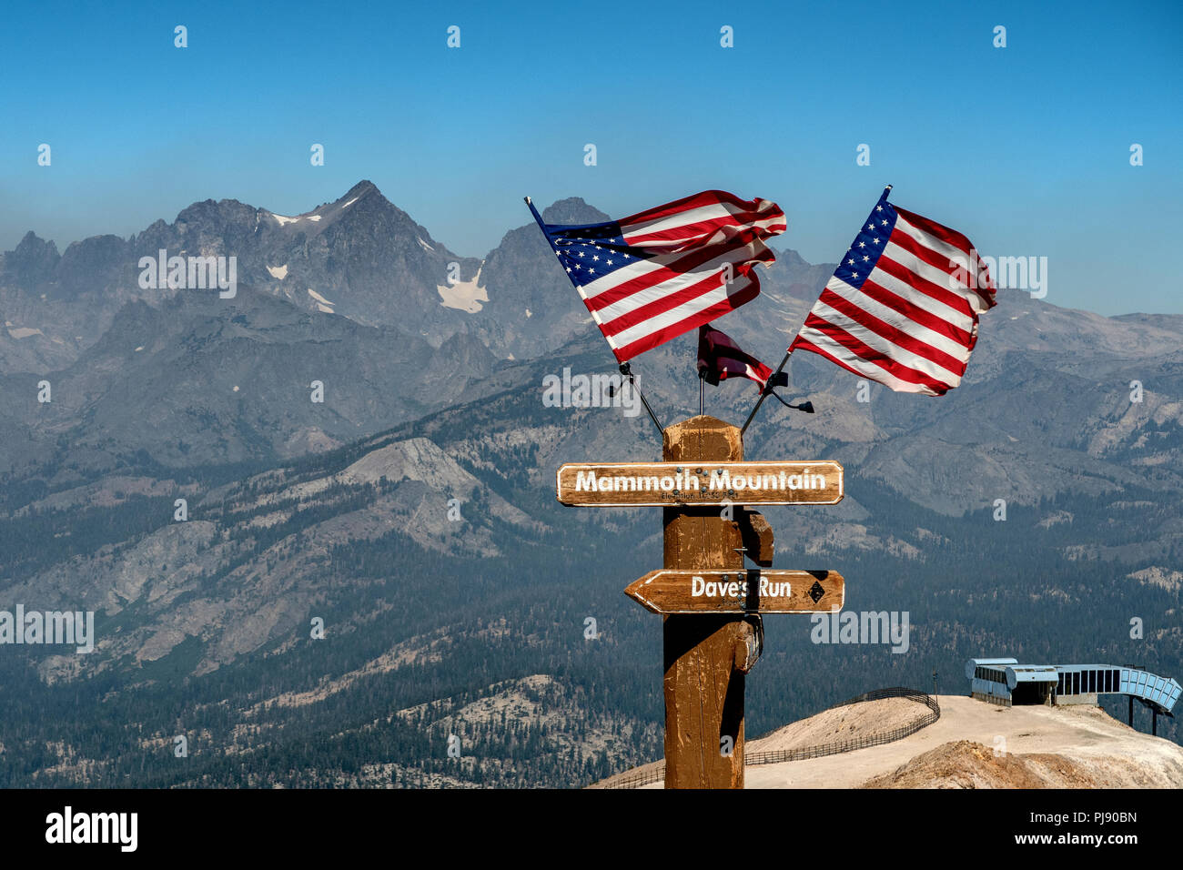 Des drapeaux américains sur un post au sommet de Mammoth Mountain en Californie. Banque D'Images