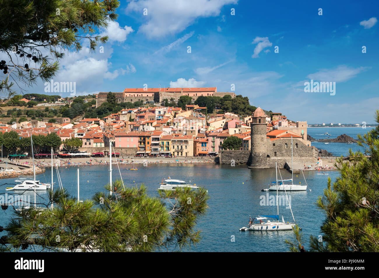 Vue sur la baie et tour de la france ville de Collioure avec Harbour Banque D'Images