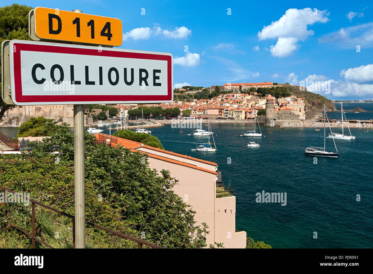 Vue sur la baie et tour de la france ville de Collioure avec le panneau de la commune et du port Banque D'Images