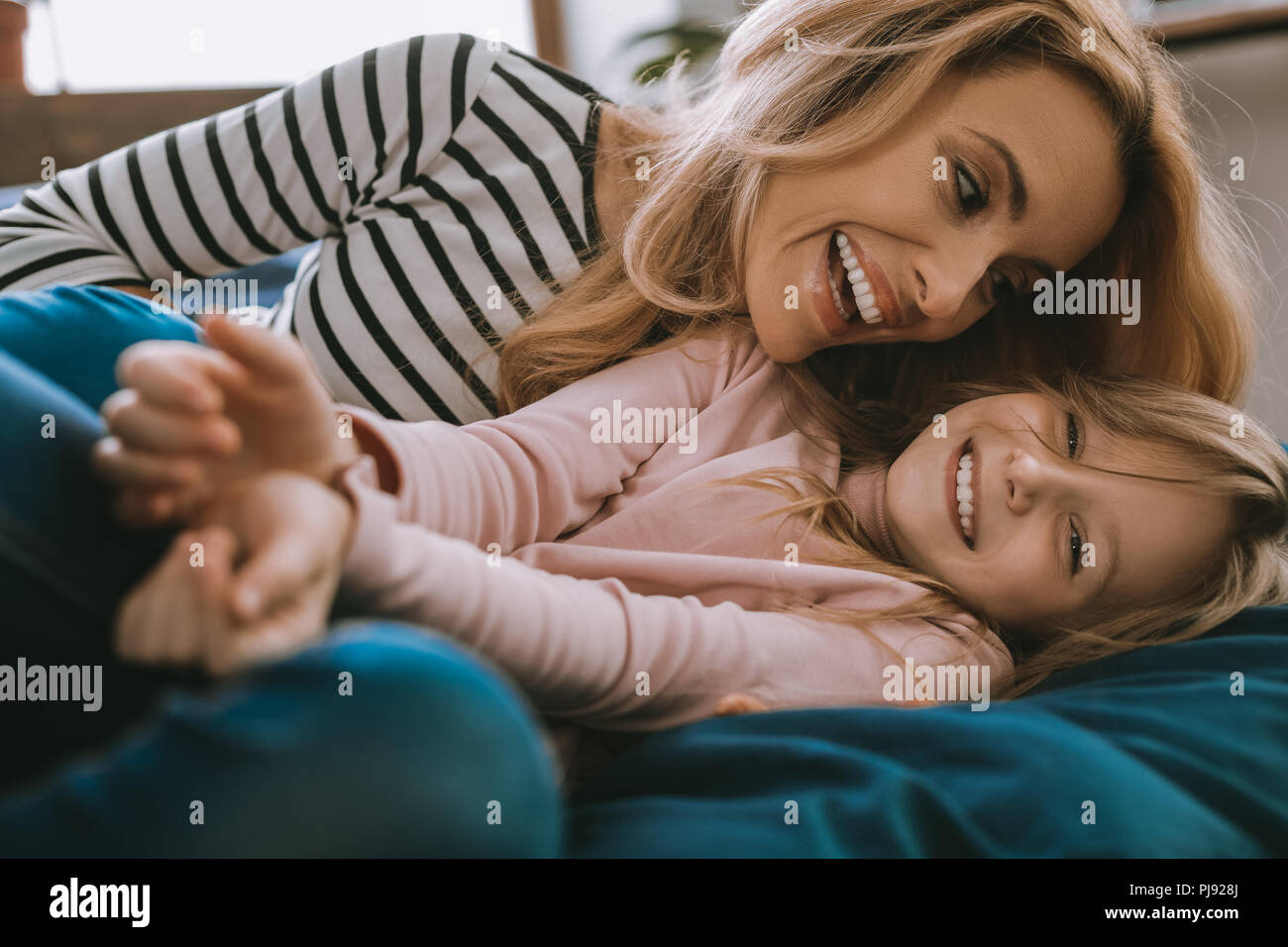 Belle femme joyeuse passer du temps avec sa fille Banque D'Images