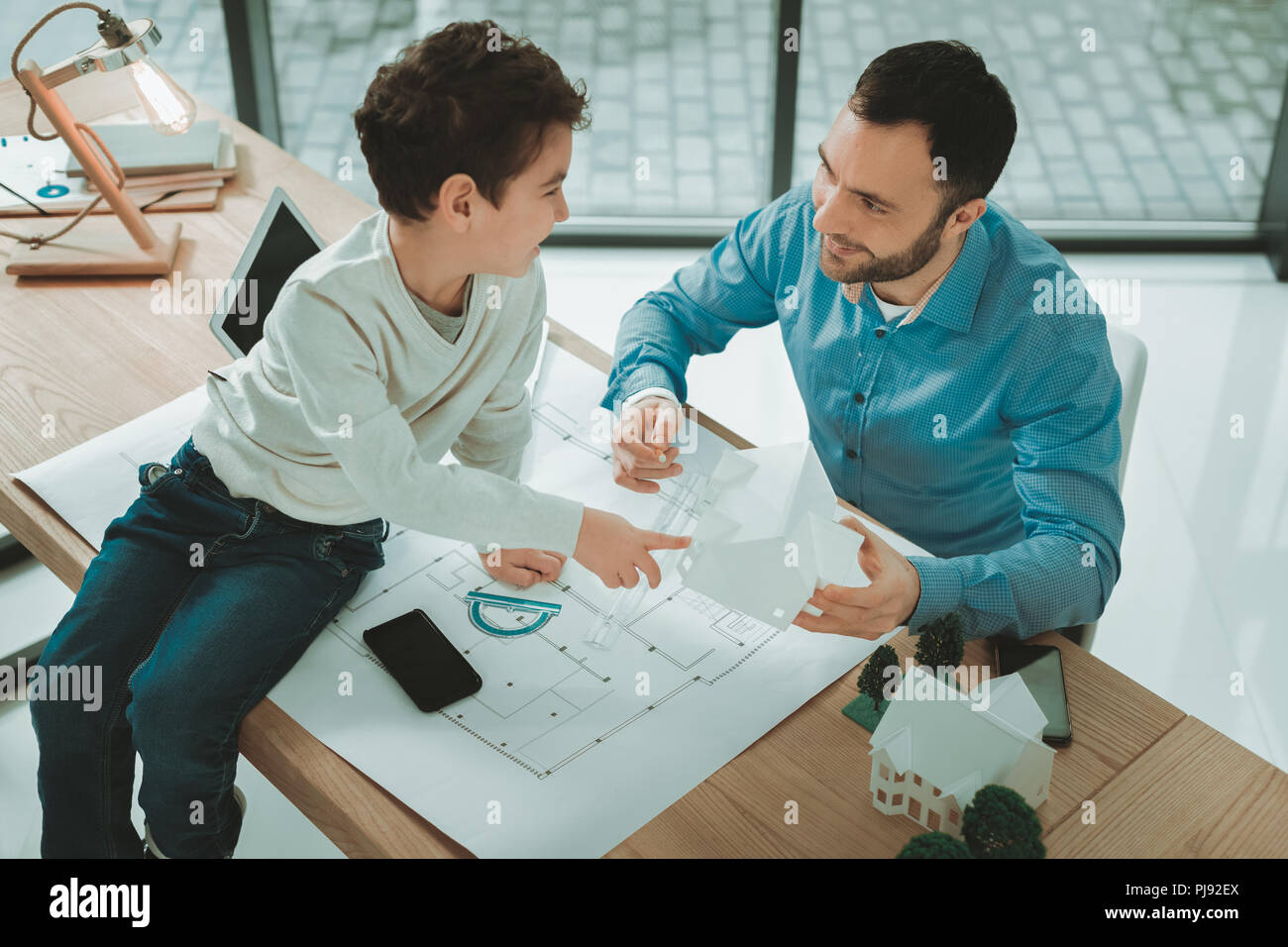 Cute boy positive pointant vers le modèle de la chambre Banque D'Images