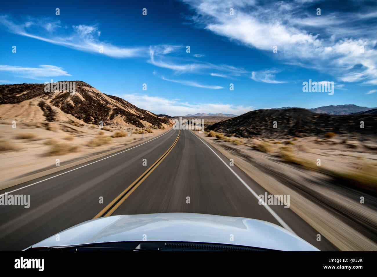 La State Route 190 en direction est vers Death Valley National Park en Californie, USA. Banque D'Images