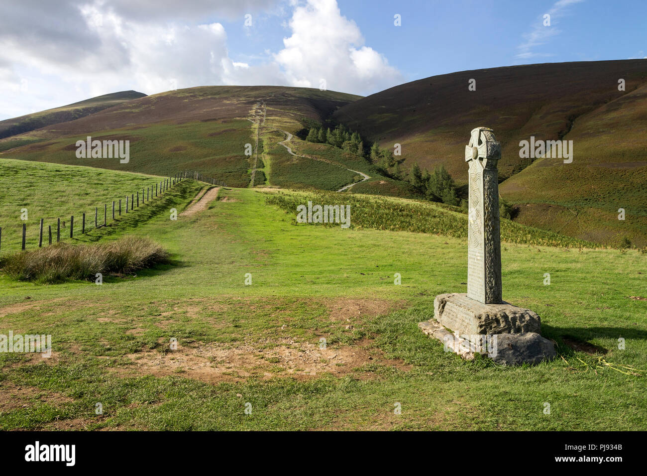 Le Shepherd's Memorial (Monument Howell) avec la vue vers Jenkin Hill et la gamme Skiddaw, Lake District, Cumbria, Royaume-Uni Banque D'Images