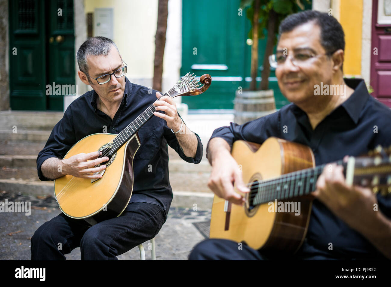 Deux guitaristes de fado portugais et acoustique avec des guitares dans Alfama, Lisbonne, Portugal Banque D'Images