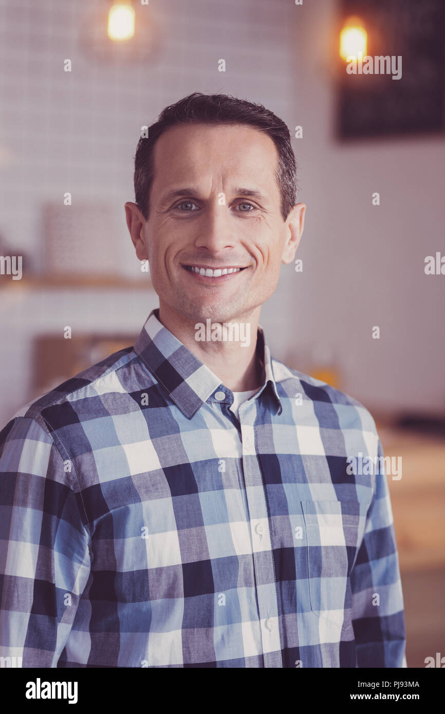 Joyeux agréable homme debout et à la droite. Banque D'Images
