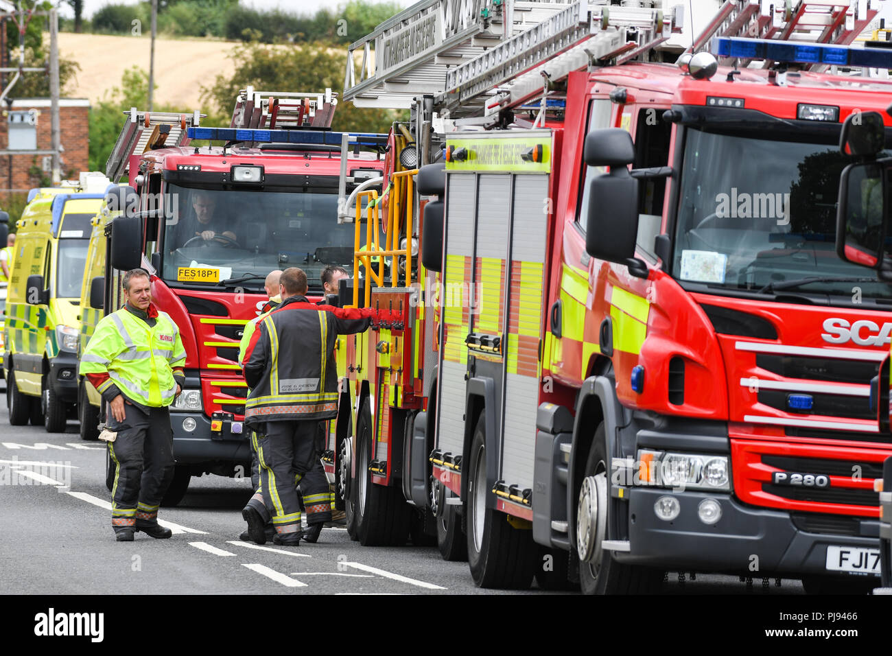 Les services d'urgence sur les lieux d'un grand feu Banque D'Images