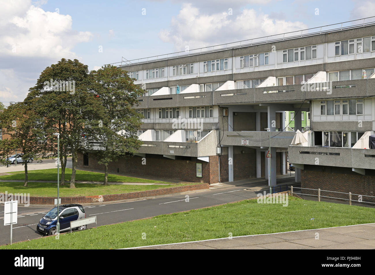 Blocs d'habitation de faible hauteur à Thamesmead, au sud-est de Londres, le célèbre des années 60, projet de logement social développé par le Greater London Council Banque D'Images