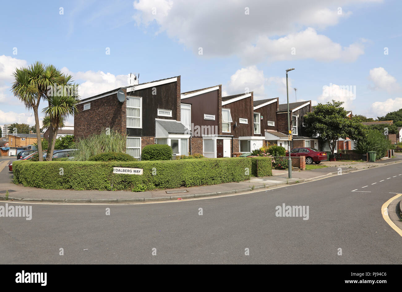 Une rangée de maisons des années 80 à Abbey Wood, le sud-est de Londres, une partie de l'élaboration Thamesmead, célèbre pour ses immeubles en béton des années 1960. Banque D'Images
