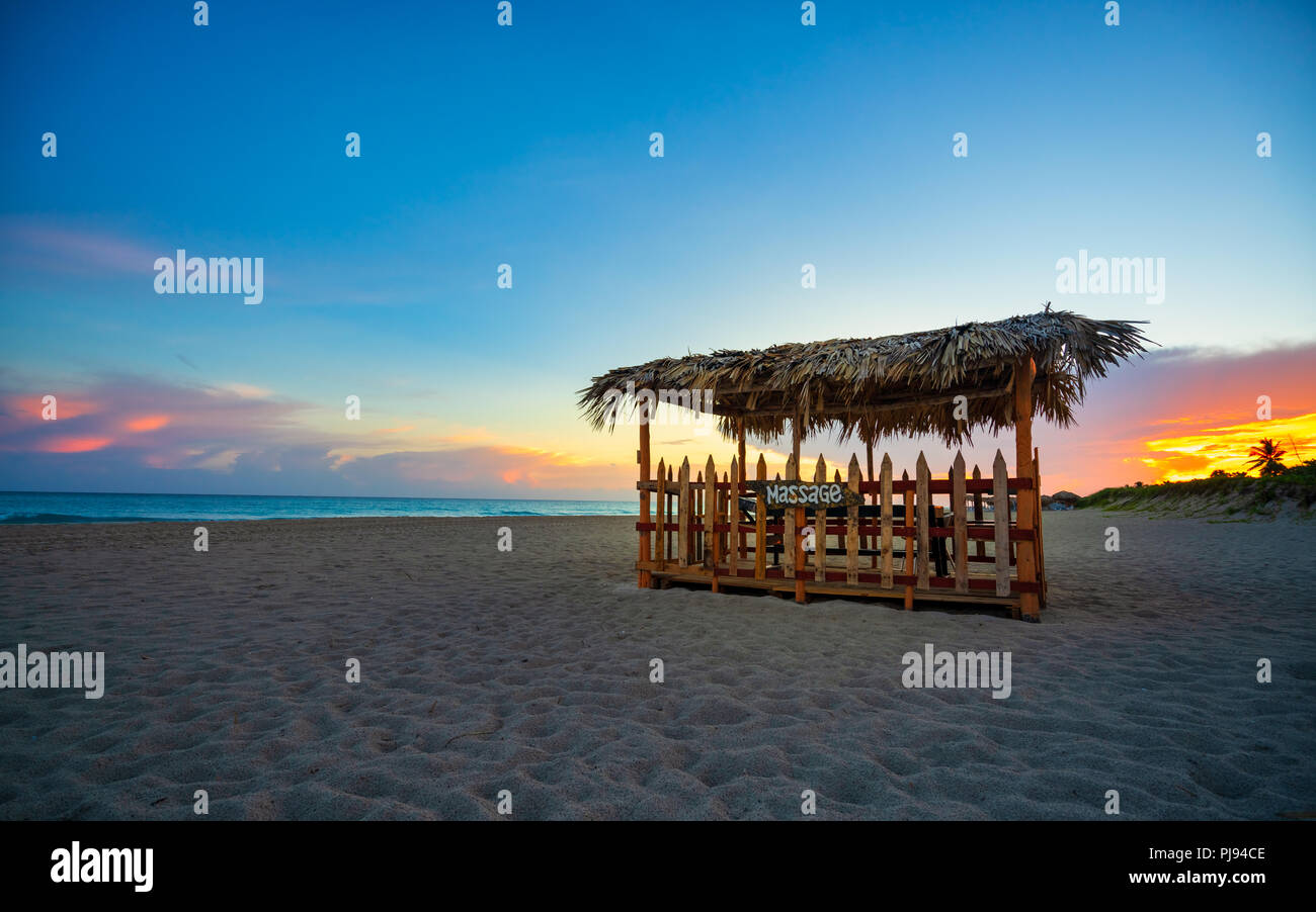 Plage De Varadero Incroyable Au Coucher Du Soleilau Milieu