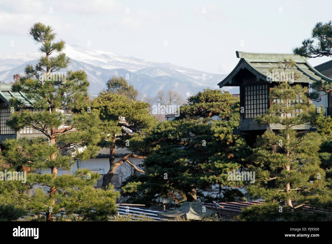 Vue du temple Zenkoji à Nagano avec les montagnes en arrière-plan Banque D'Images