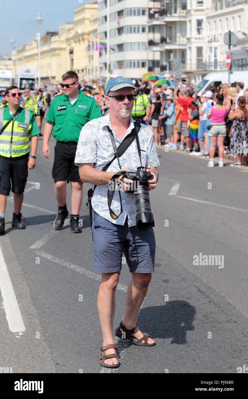 Le photographe Simon Dack travailler dans les rues de Brighton et Hove. Banque D'Images