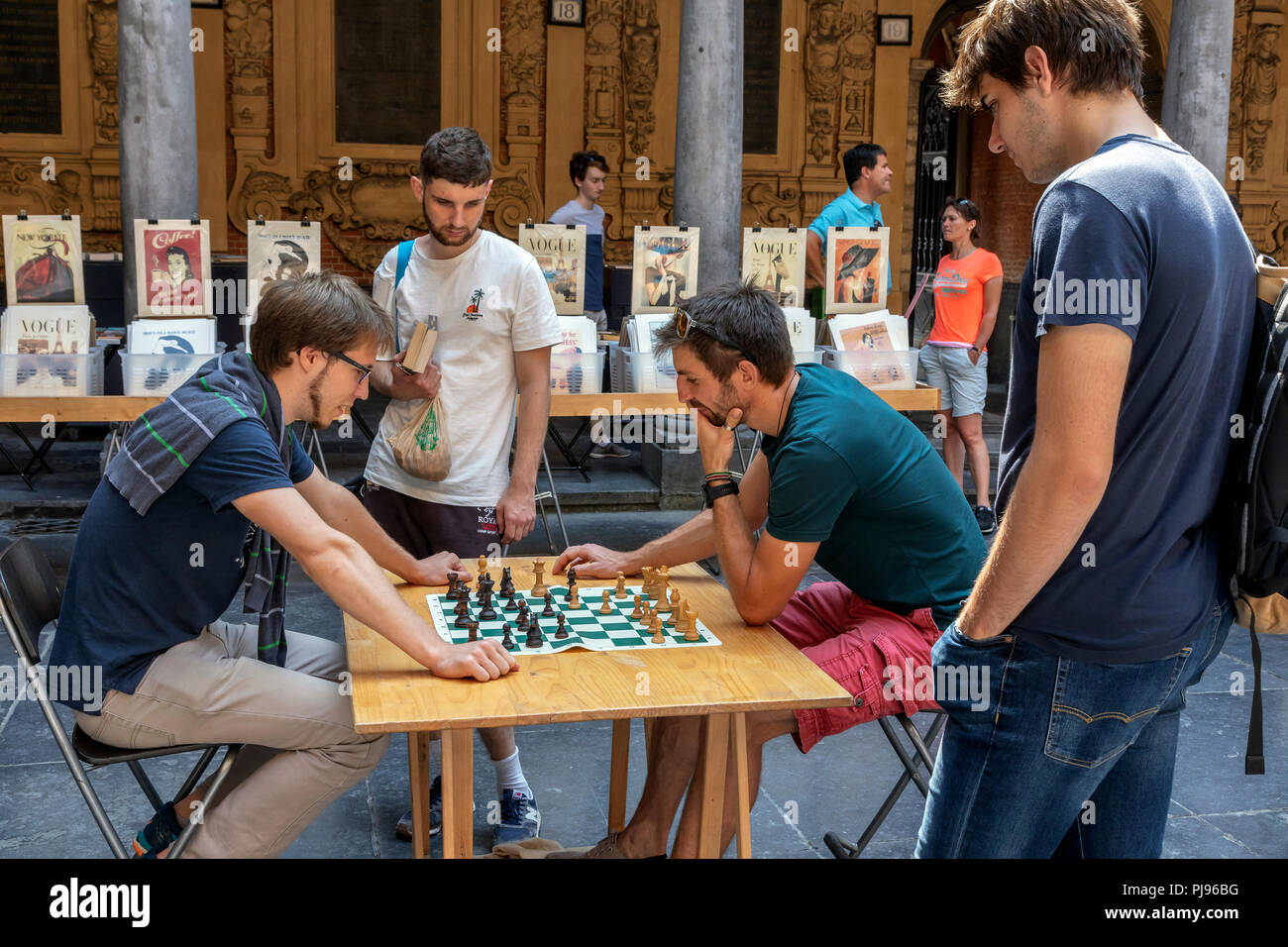 Deux hommes jouant aux échecs dans le vieux livre, musique et marché d'antiquités, tenue à Vielle Bourse de Lille, Place du Général de Gaulle, Lille, France Banque D'Images
