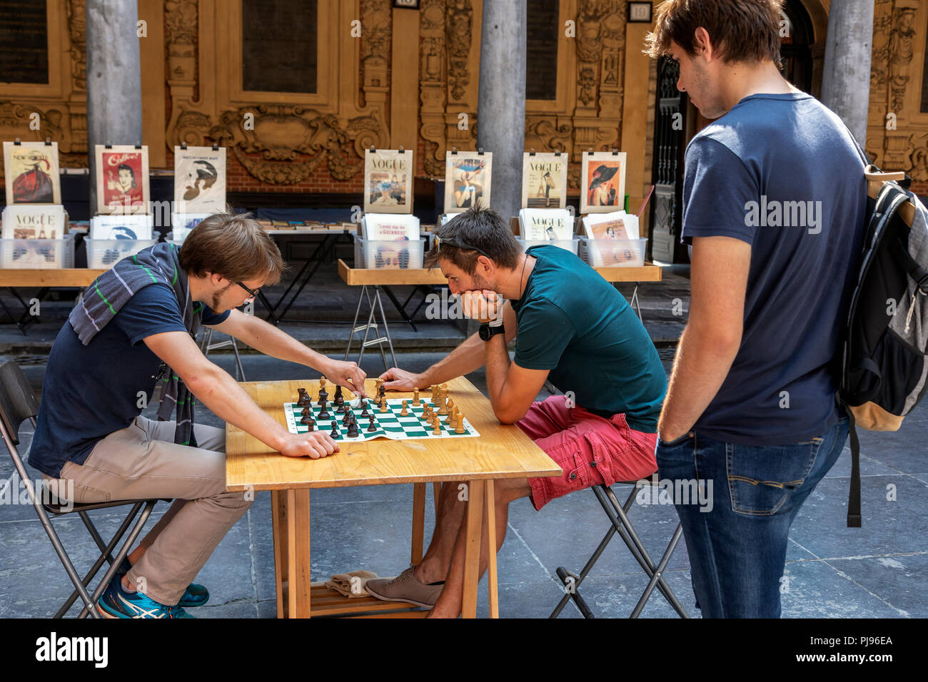 Deux hommes jouant aux échecs dans le vieux livre, musique et marché d'antiquités, tenue à Vielle Bourse de Lille, Place du Général de Gaulle, Lille, France Banque D'Images