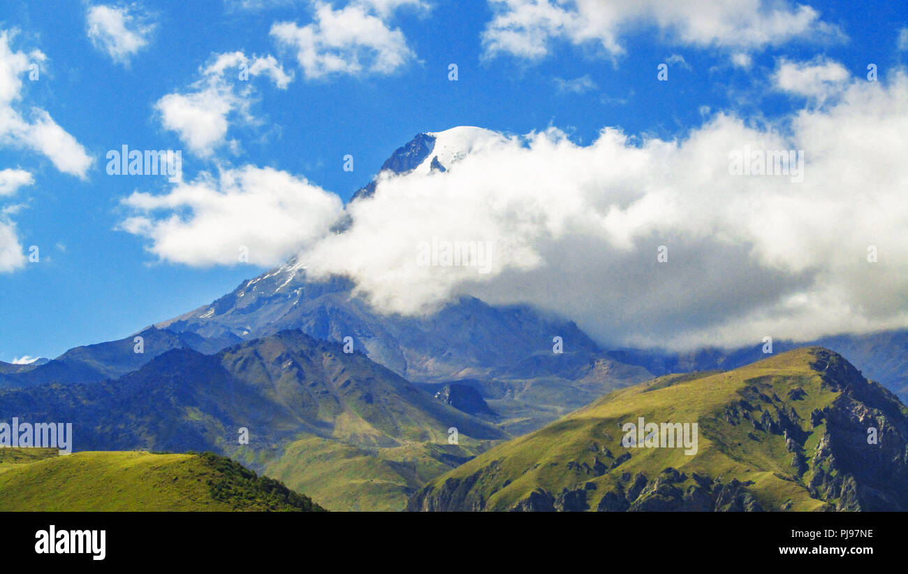 Beauté de la nature concept background.Nuageux matin vue sur la colline de montagne dans la région de Svanétie, la Géorgie, l'Europe. Banque D'Images