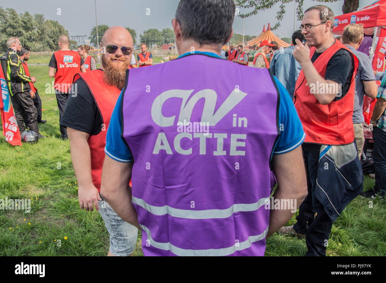 Verso d'une union avec la veste CNV CNV Texte en action à Amsterdam aux Pays-Bas 2018 Banque D'Images